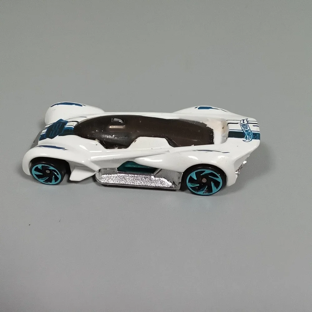 Hot Wheels Futurismo White Blue 89 HW Digital Circuit 2016 Mattel  1:64‎ Scale
